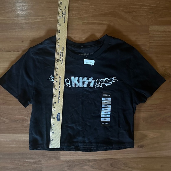 Hot Topic Black Kiss Graphic Crop Top - Picture 2 of 5